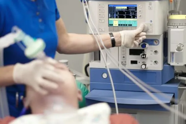 Downloaded An anesthesiologist monitors the condition of a patient under general anesthesia