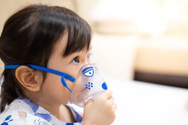 girl wearing oxygen mask in practitioner office
